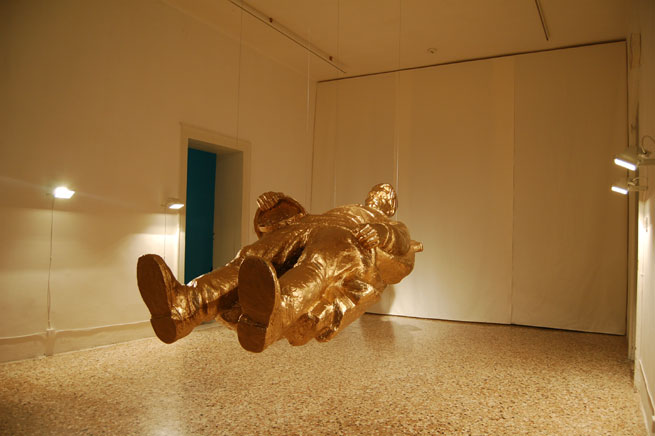 Kristina Norman, After-War. Golden replica of the bronze soldier<br class=